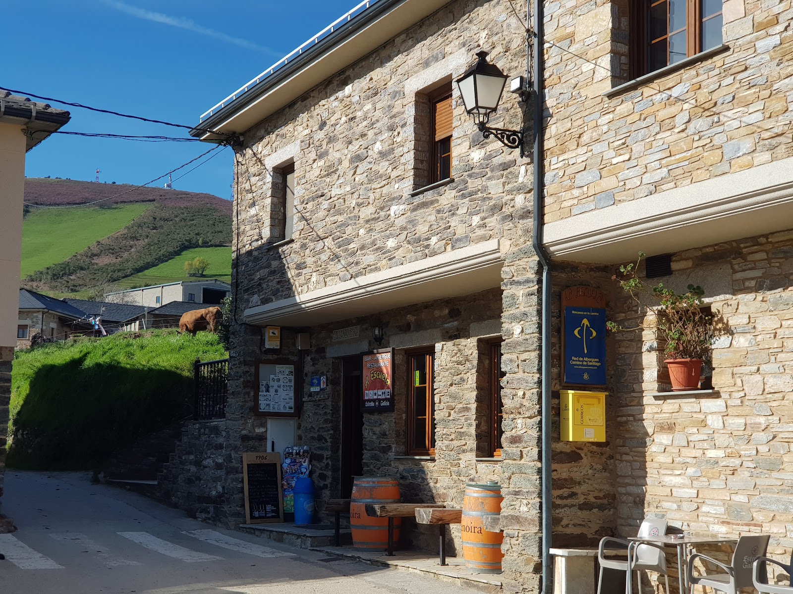 Bar Albergue La Escuela photo 11, hostel accommodation in Laguna de Castilla on the Camino Frances