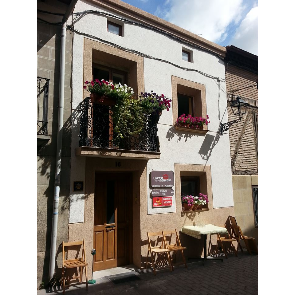La Casa de las Sonrisas, albergue accommodation in Grañón on the Camino Frances