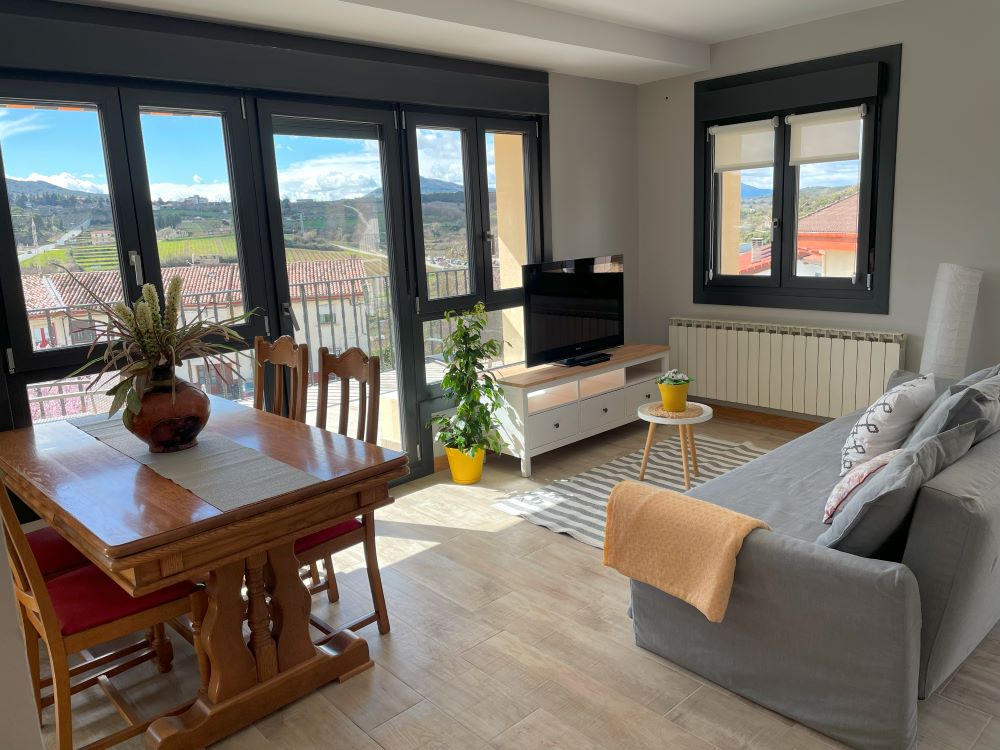APARTAMENTOS MONTEJURRA, apartment accommodation in Ayegui on the Camino Frances