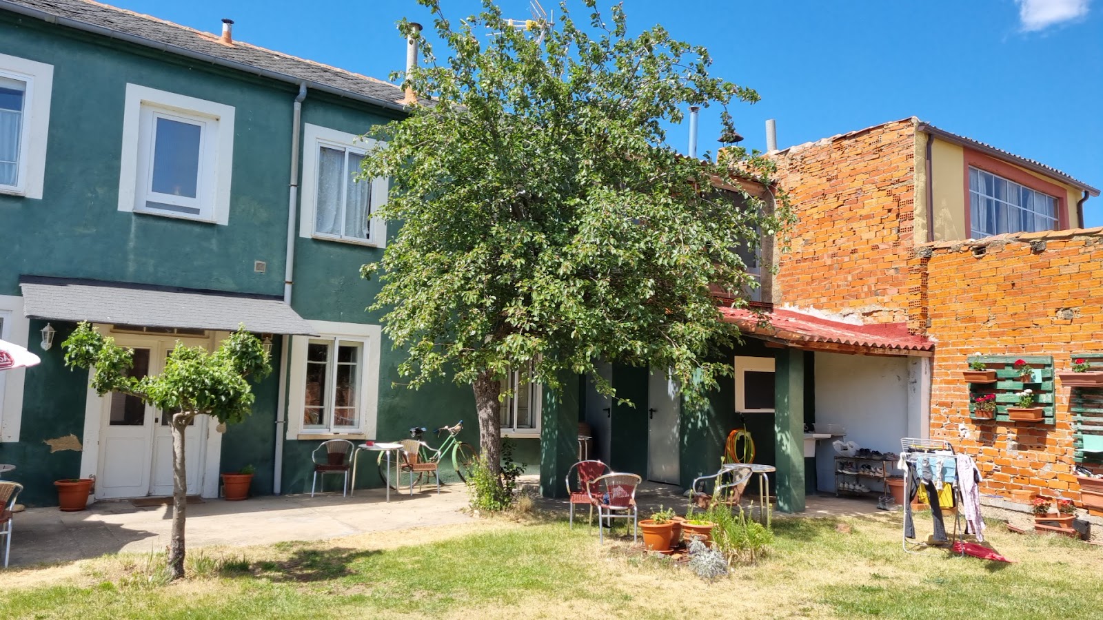 Albergue Peregrinos La Casa Verde, albergue accommodation in San Martin del Camino on the Camino Frances