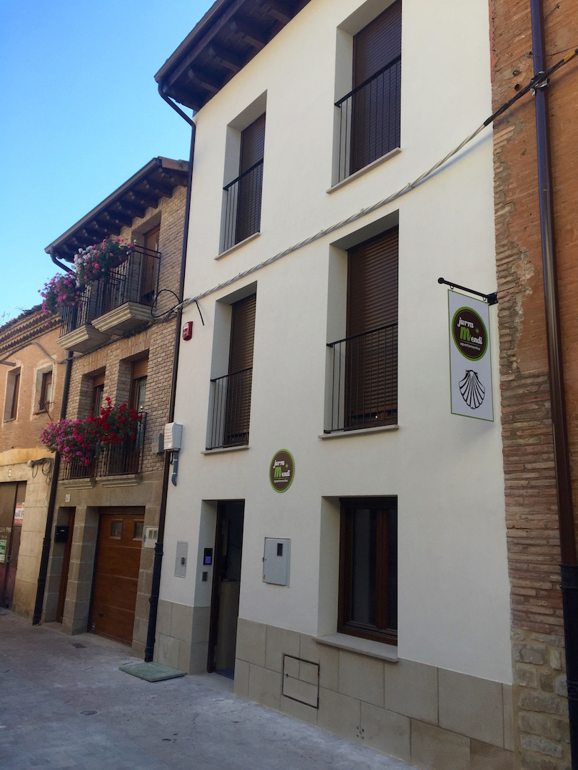 APARTAMENTOS JURRAMENDI - LOS ARCOS, apartment accommodation in Los Arcos on the Camino Frances