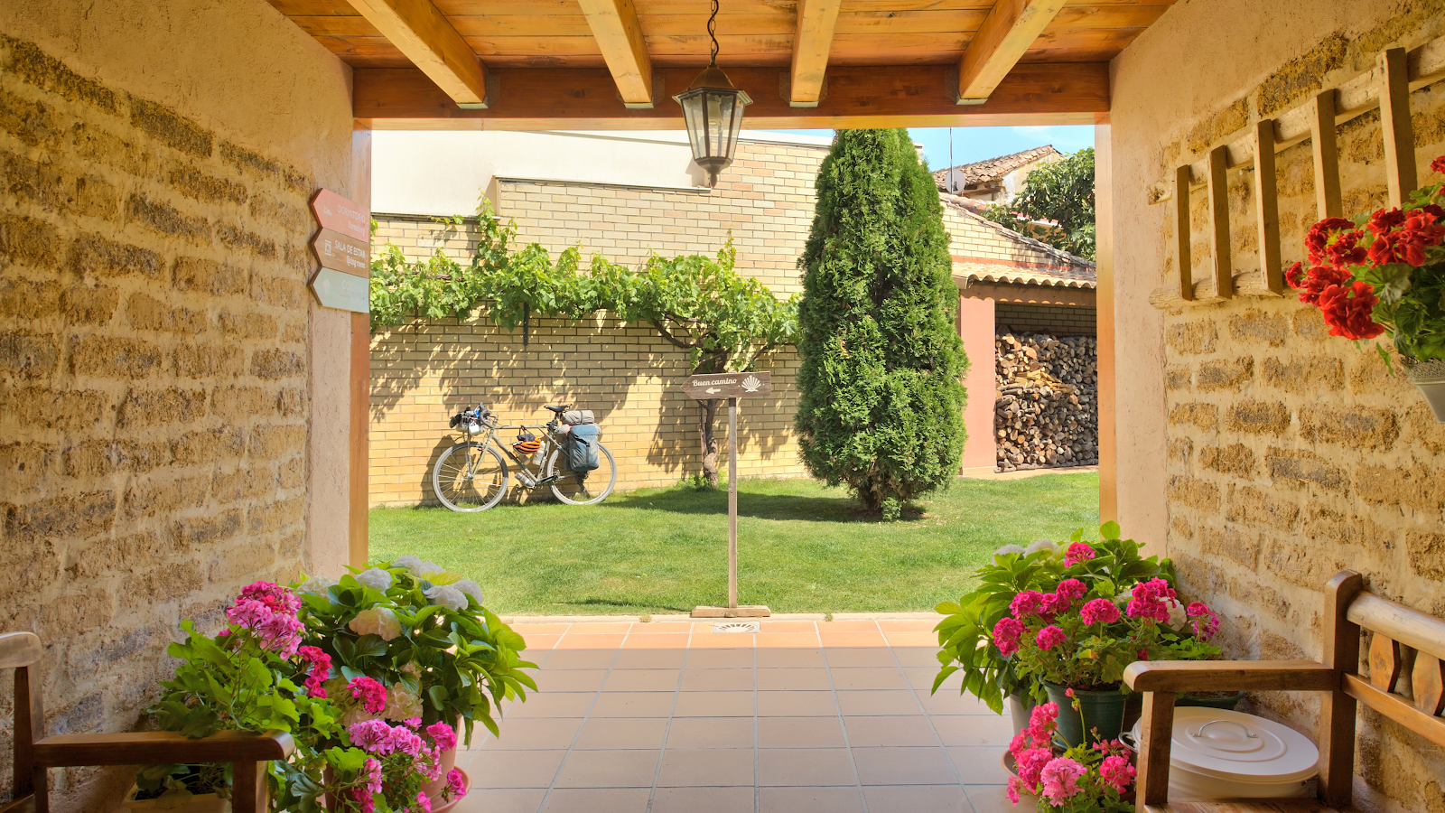 La Morena, albergue accommodation in Ledigos on the Camino Frances