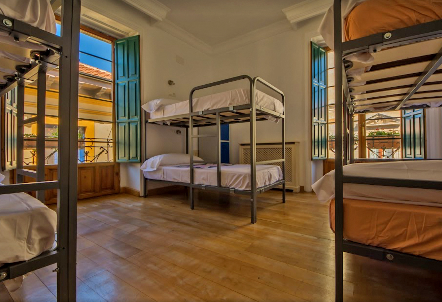 Covent Garden Hostel by gaiarooms photo 4, albergue accommodation in León on the Camino Frances