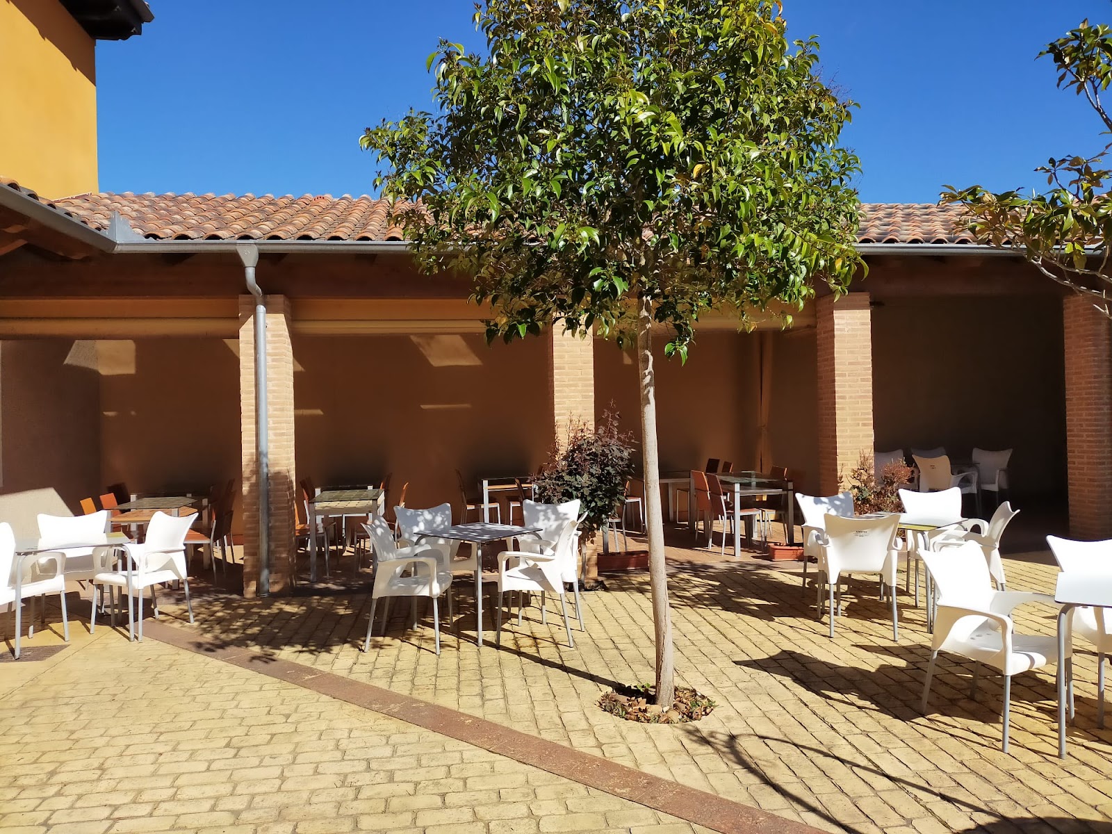 Albergue La Parada de Reliegos, albergue accommodation in Reliegos on the Camino Frances