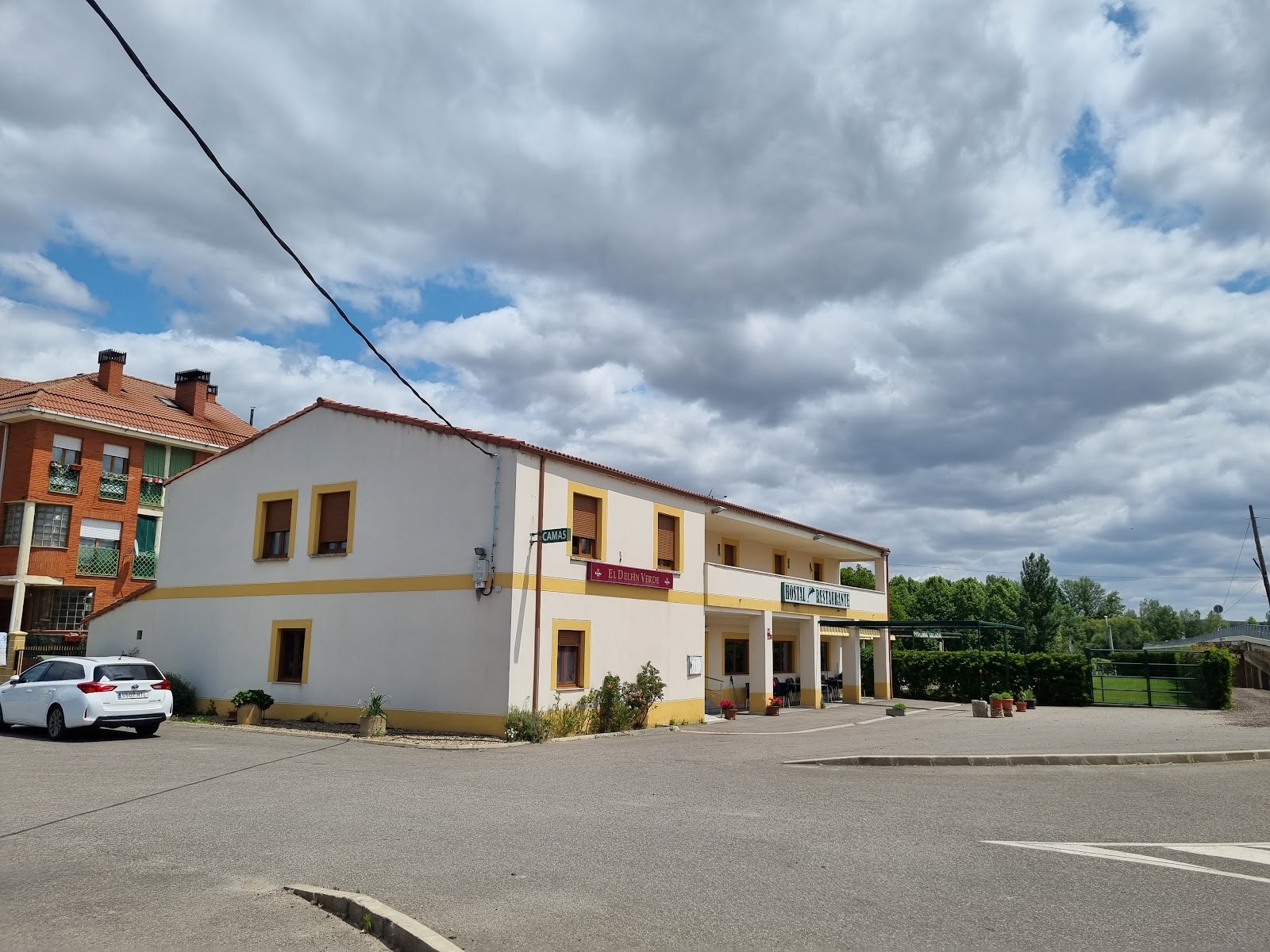 El Delfin Verde Hostal Restaurante, pension accommodation in Puente Villarente on the Camino Frances