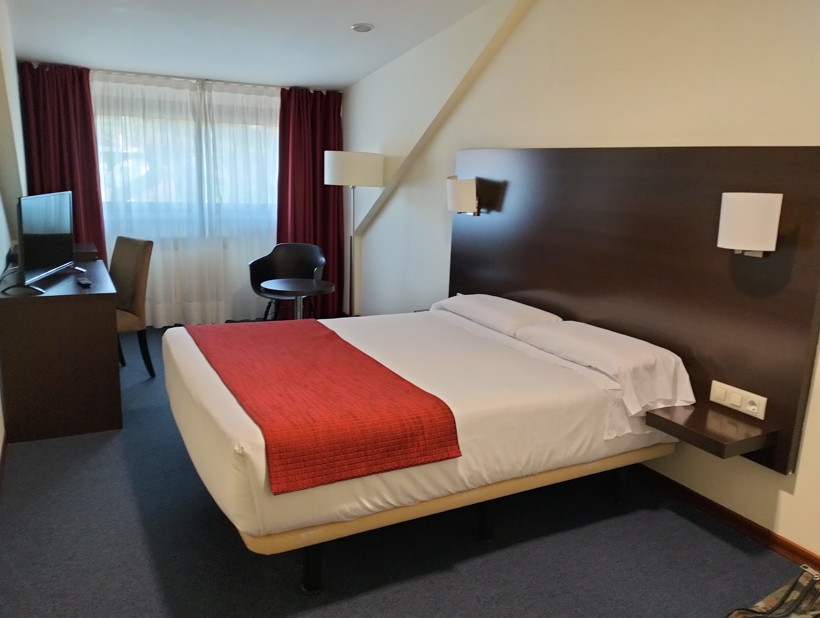 Hotel Santiago Apóstol photo 5, hotel accommodation in Monte do Gozo on the Camino Frances