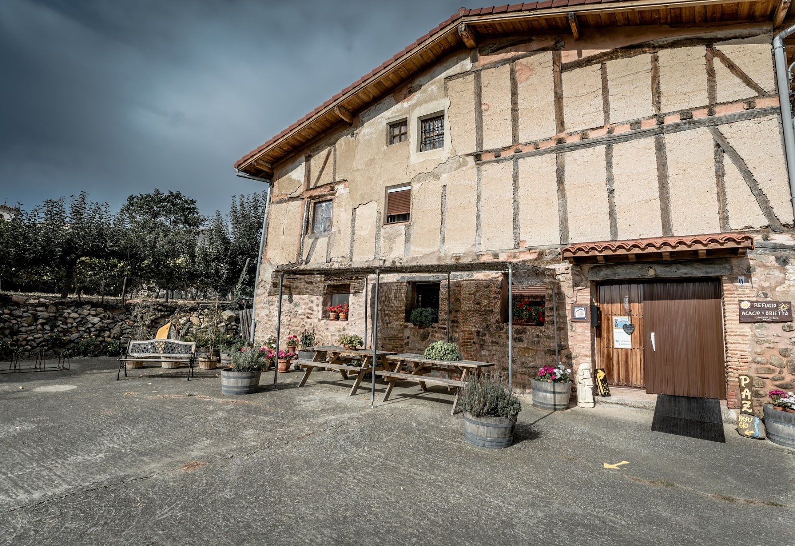 Refugio Acacio & Orietta, albergue accommodation in Viloria de Rioja on the Camino Frances