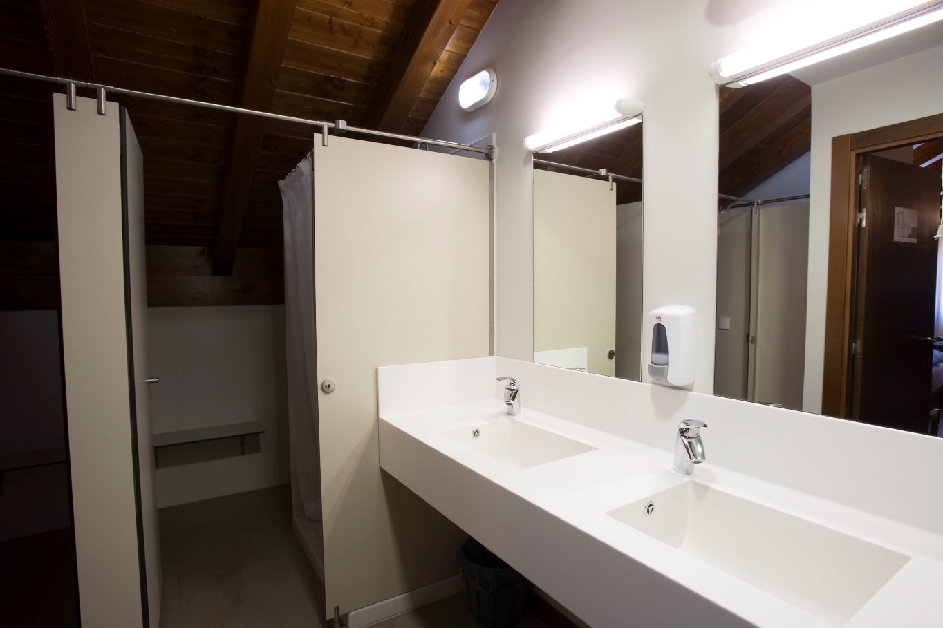 ALBERGUE EL PALO DE AVELLANO photo 3, albergue accommodation in Zubiri on the Camino Frances