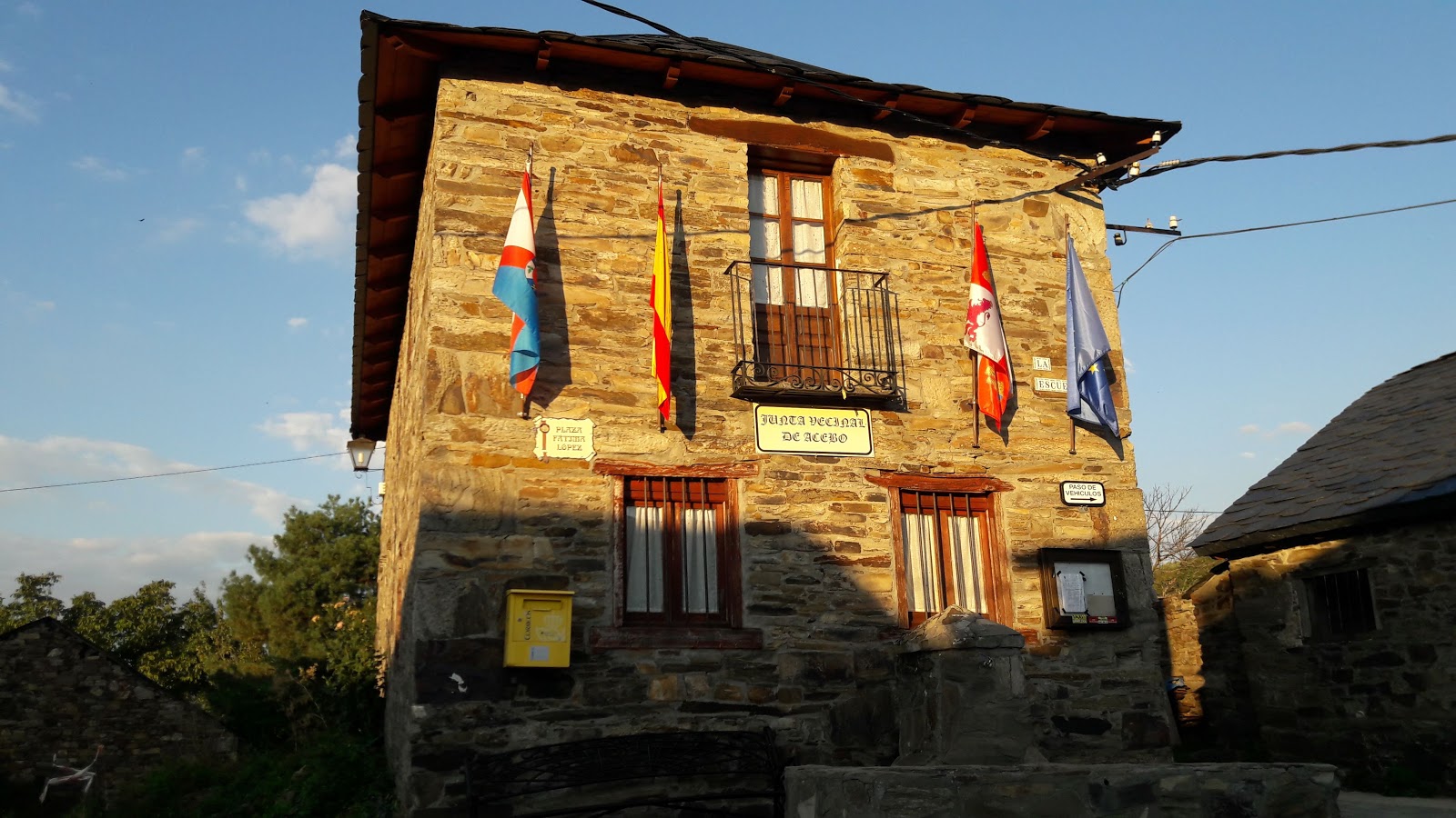 Albergue Parroquial Apostol Santiago, albergue accommodation in El Acebo on the Camino Frances