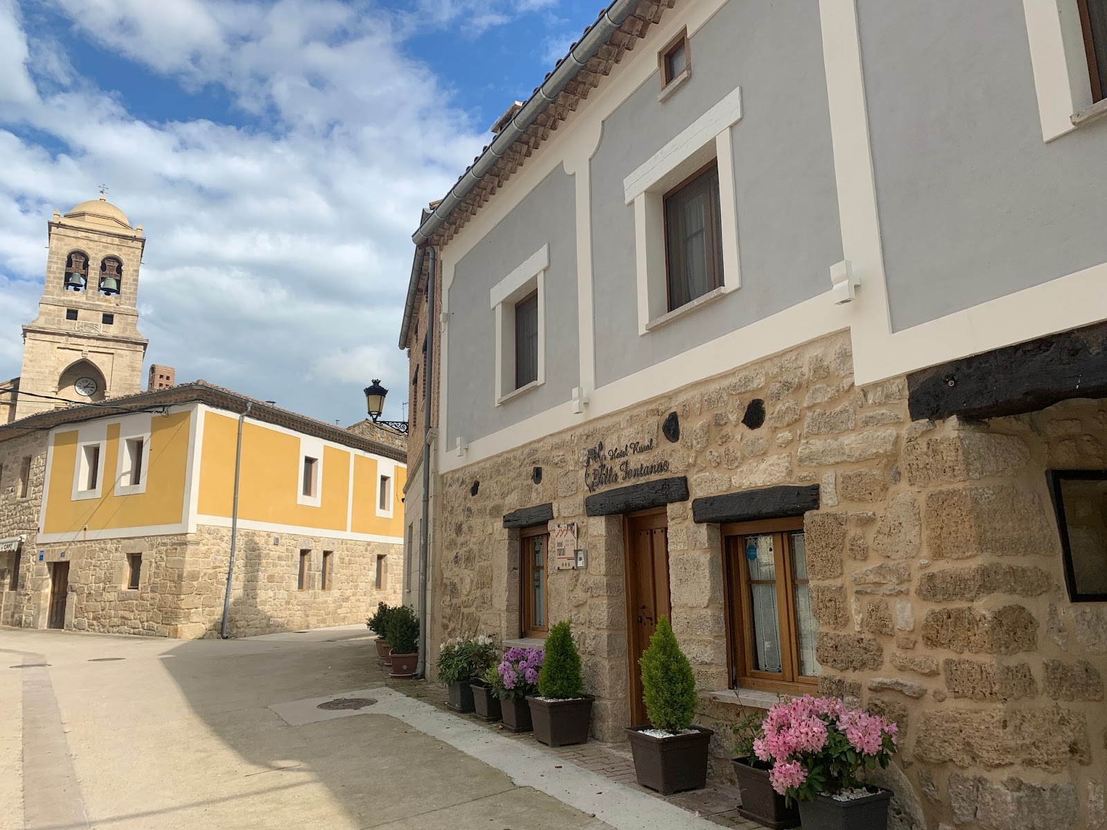 Hotel Villa Fontanas, hotel accommodation in Hontanas on the Camino Frances