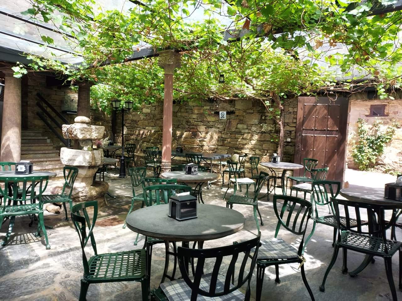 Hotel - Bar - Restaurante La Posada de Gaspar, hotel accommodation in Rabanal del Camino on the Camino Frances