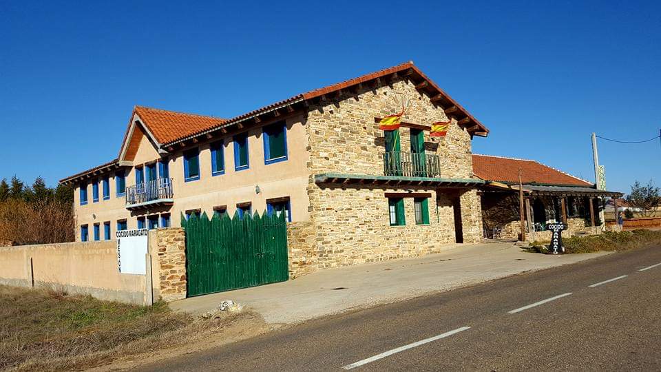 Hostería Casa Flor, albergue accommodation in Murias de Rechivaldo on the Camino Frances