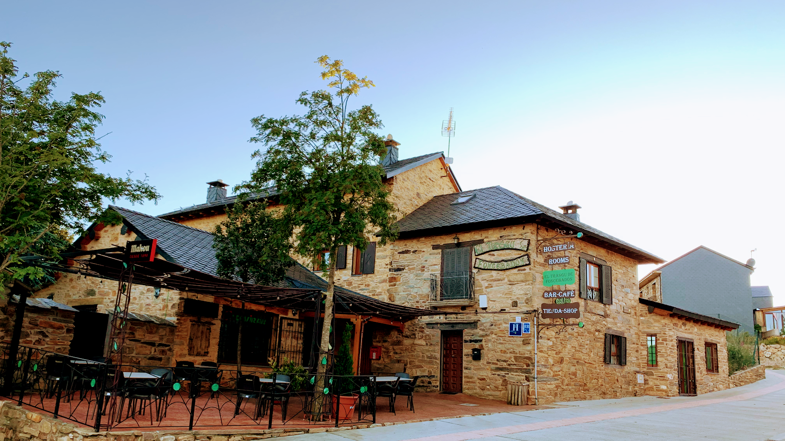 Hostal-Restaurante y tienda El Trasgu de Foncebadón, pension accommodation in Foncebadón on the Camino Frances