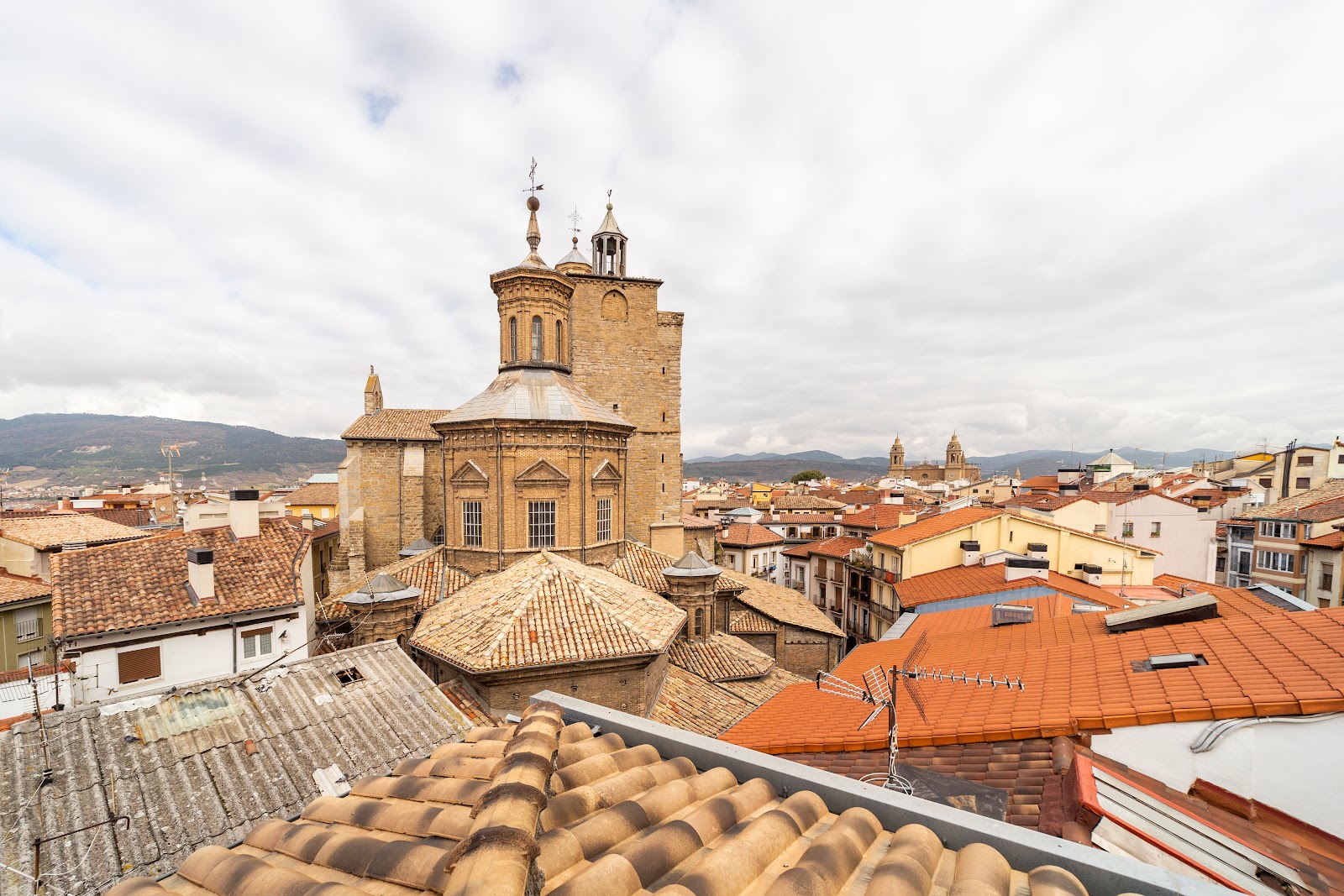 Hotel Maisonnave, hotel accommodation in Pamplona on the Camino Frances