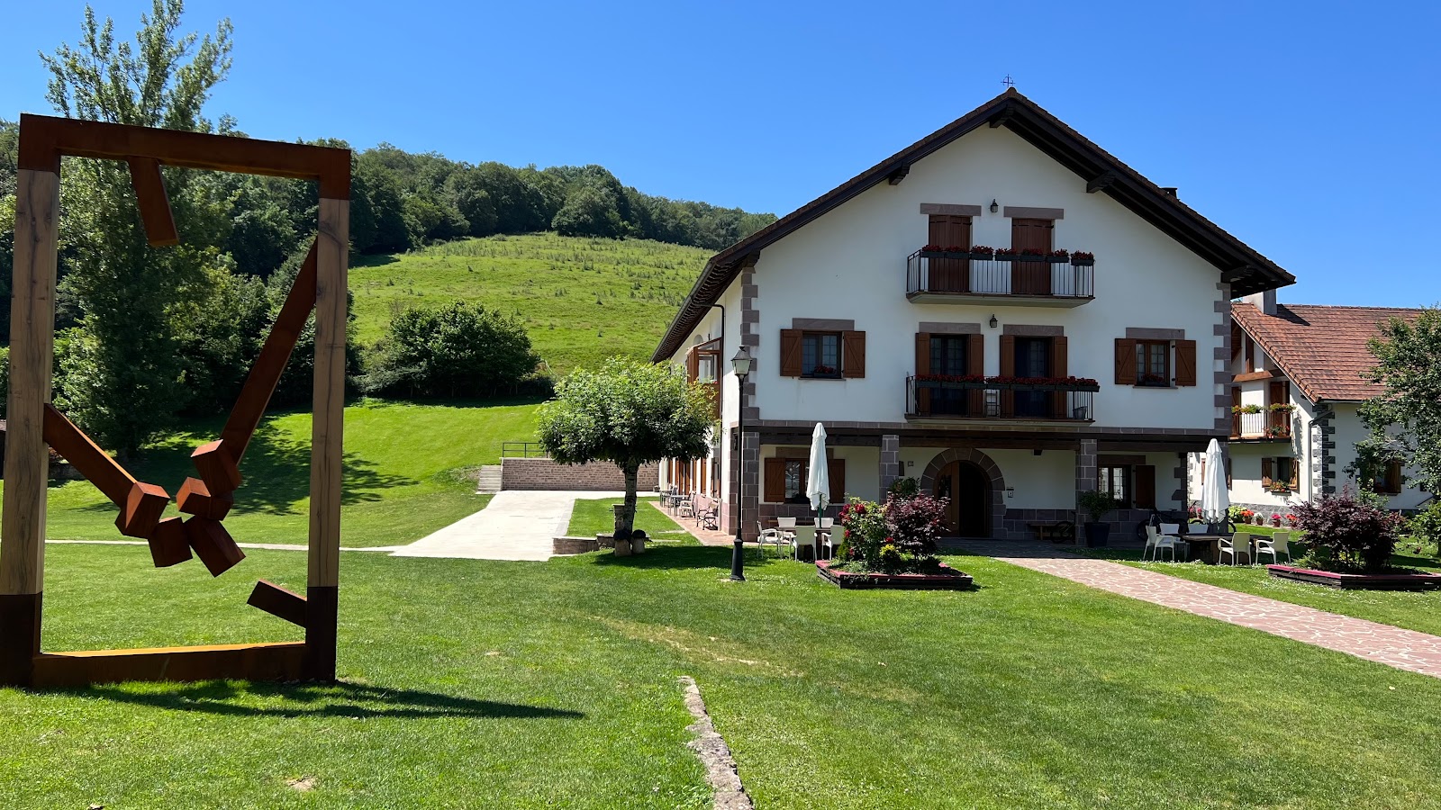 Apartamentos Irati, apartment accommodation in Espinal on the Camino Frances