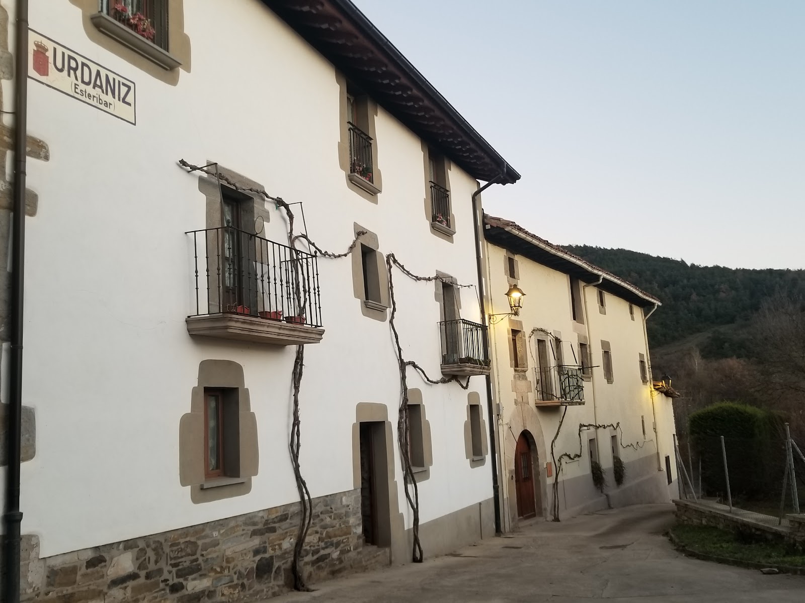 Casa Gilenzar, apartment accommodation in Urdániz on the Camino Frances