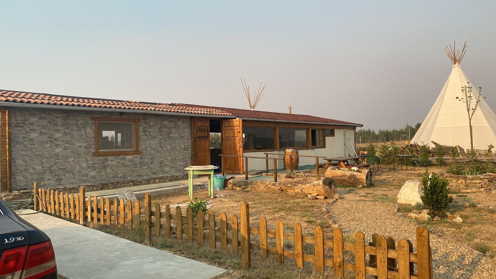 Albergue Indian Way, albergue accommodation in El Ganso on the Camino Frances
