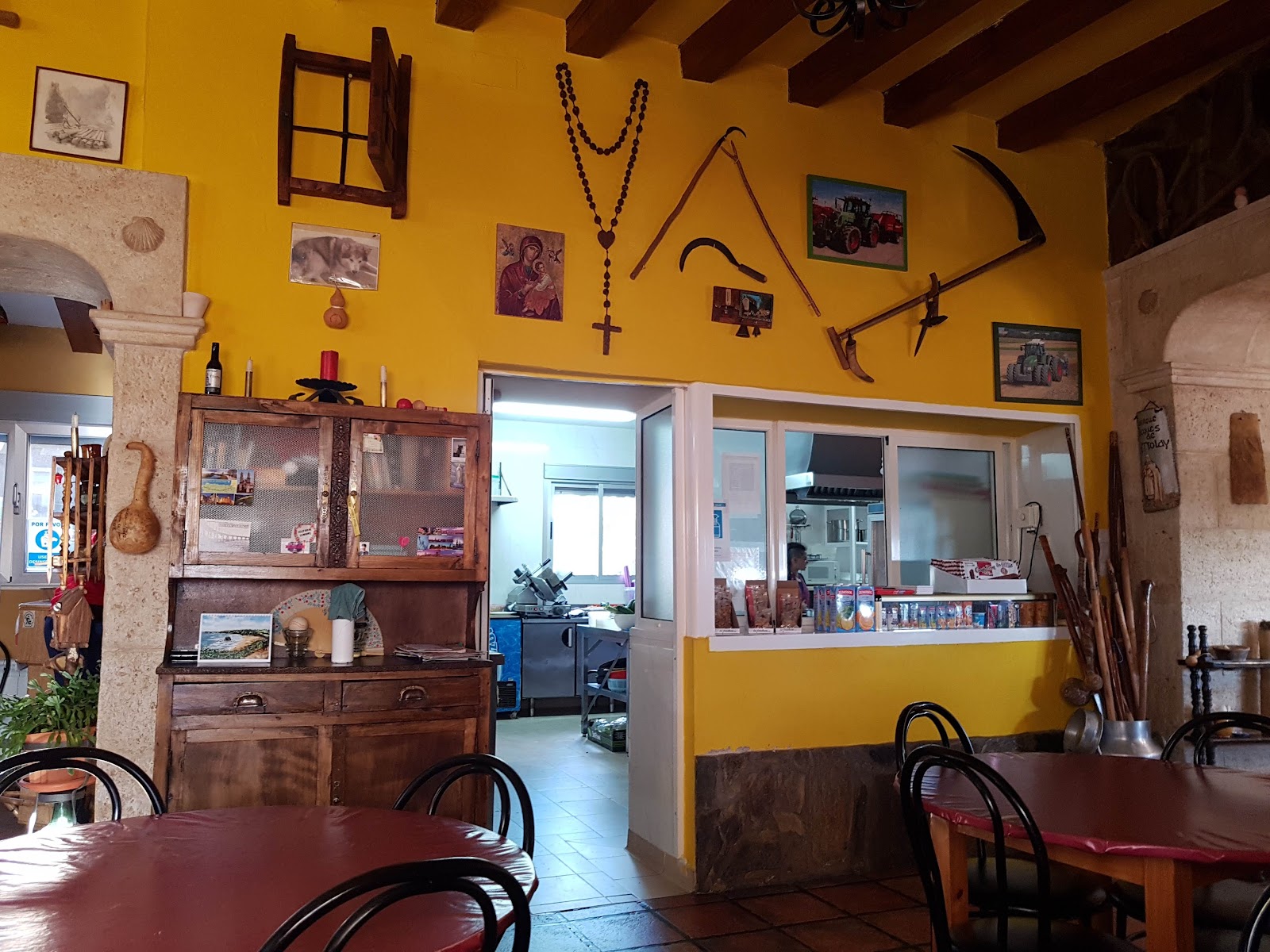 Hostel Jacques De Molay photo 3, albergue accommodation in Terradillos de los Templarios on the Camino Frances