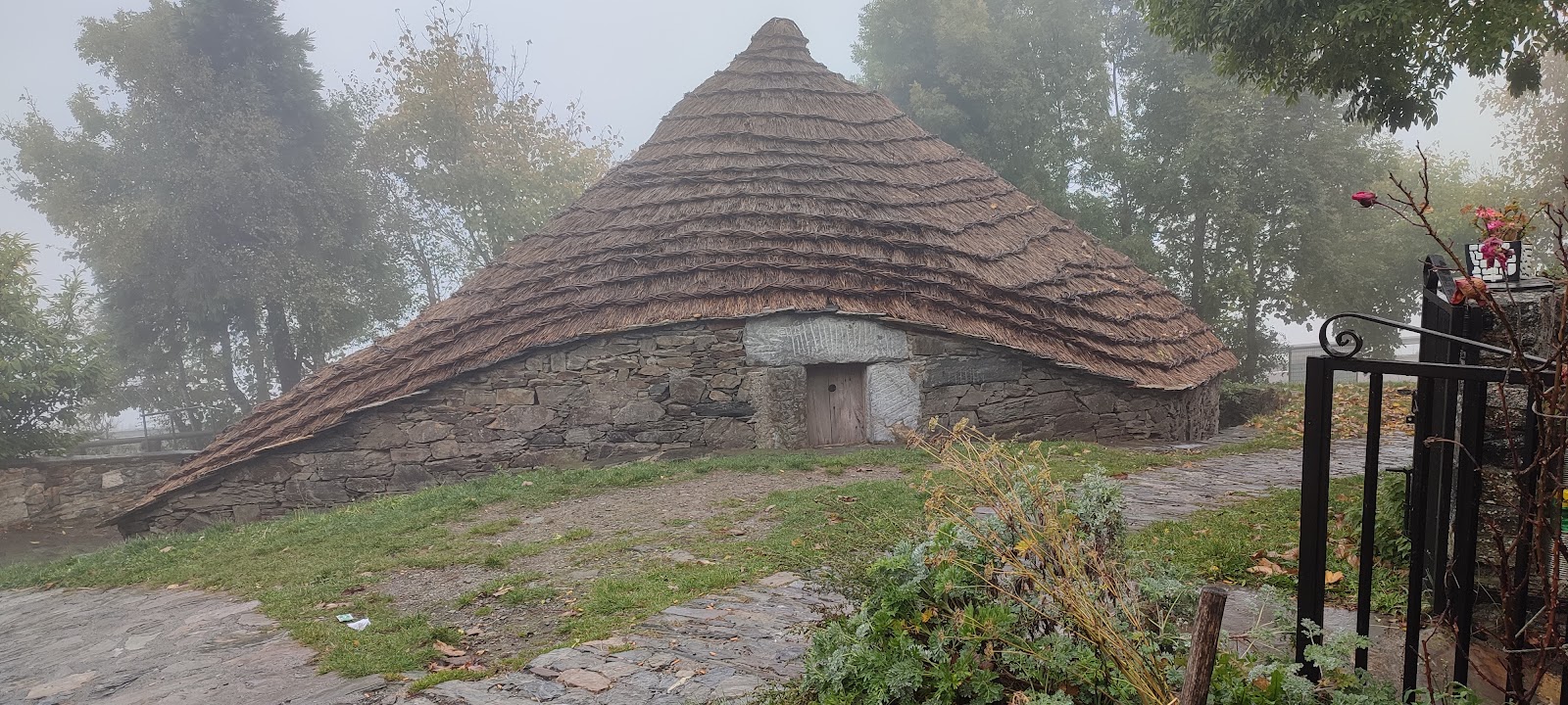 Hotel casa carolo, hotel accommodation in O Cebreiro on the Camino Frances