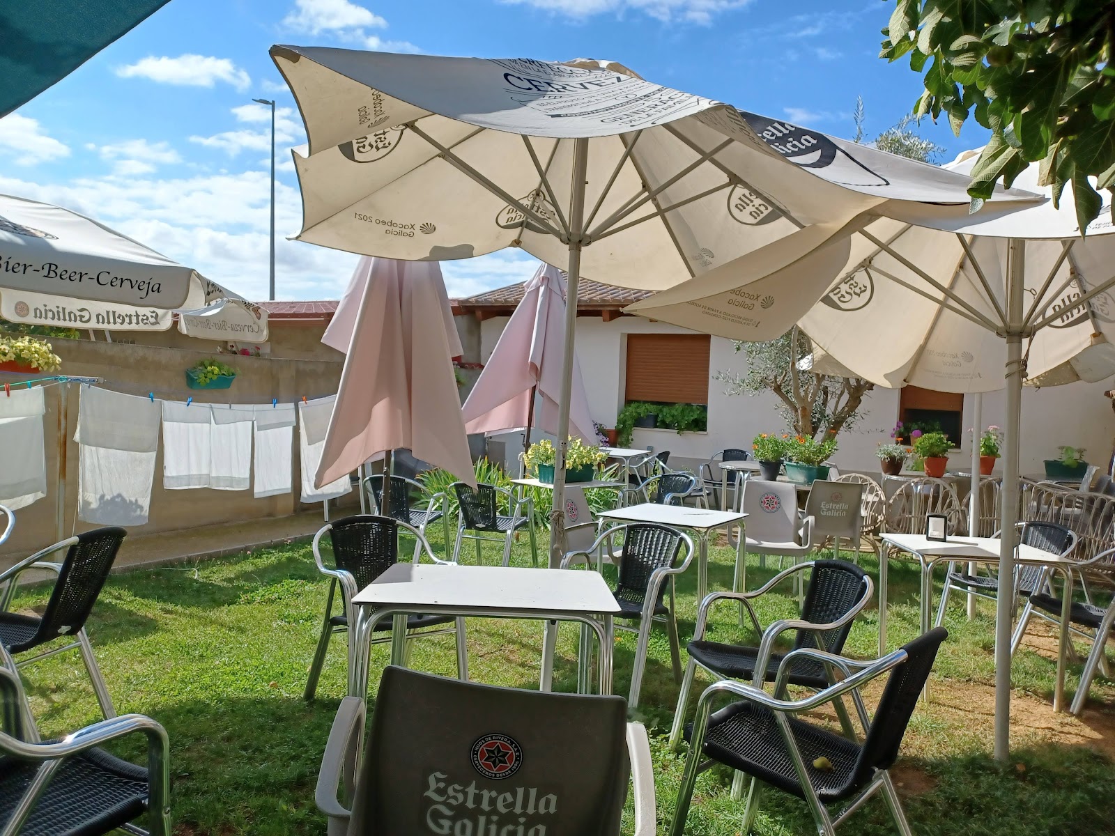 Albergue Vive tu Camino, albergue accommodation in Reliegos on the Camino Frances