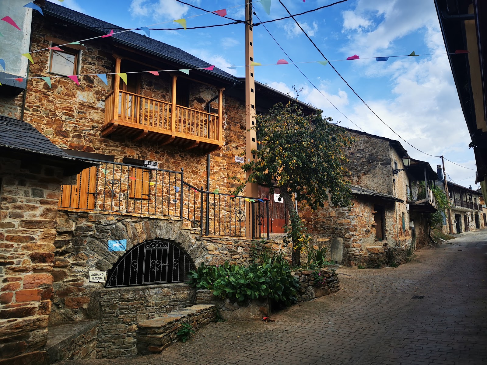 Riego de Ambrós locality view on the Camino Frances route