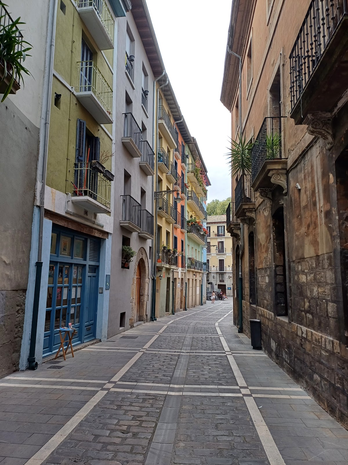 Antique Pamplona Tres Reyes Apartments, apartment accommodation in Pamplona on the Camino Frances