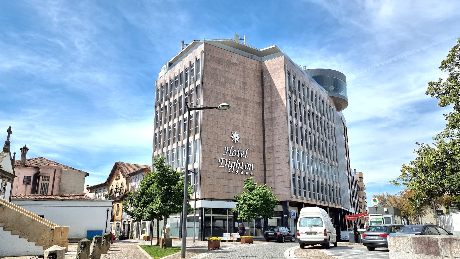 Hotel Dighton, hotel accommodation in Oliveira de Azemeis on the Camino Portuguese